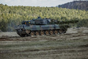 陣地に向かうレオパルド2戦車…森林地帯でドイツ連邦軍、米陸軍、リトアニア軍が共同防衛演習を実施！