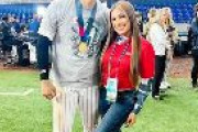 【WBC】大谷、海外女性リポーターの胸当て密着２ショット写真