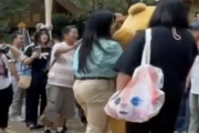 上海ディズニーランドでプーさんが暴行被害　SNSで民度への批判相次ぐ