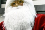 商店街のサンタを連れ去って女性へのプレゼントにした男を逮捕、証拠は揃ってるのに「盗みはしていない」と否認