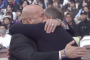 【動画】FC東京のピーター クラモフスキー監督と鹿島アントラーズのランコ ポポヴィッチ監督が試合前に満面の笑みでハグ