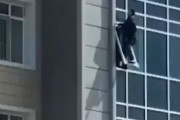 海外「8階アパートの窓の外側に立って落下しそうな3歳児を救う超勇敢な男」