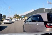山梨の危険運転。右折レーンから追い越しを仕掛けてきたFITに当てられてしまう車載。