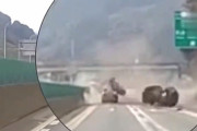 【動画】中国、高速道路で落石事故、その瞬間！走行中の車がぺしゃんこ！