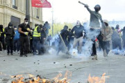 【悲報】フランス各地でデモに乗じ破壊や略奪、歴史的建造物の市庁舎は放火で焼失…全国１５００の小売店が襲撃受ける