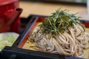 なんで日本蕎麦には海苔があうのにそうめんには海苔があわないんだろうな