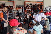 【朗報】大人気バイクメーカー、小学生の子供たちにバイクの課外授業を行う
