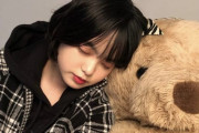 クマさんと遊び疲れた欅坂46平手友梨奈、ついに寝ちゃった！10/23発売『ViVi』12月号特集より寝てちオフショット公開