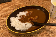 カプセルホテルの無料カレーと無料ジュース食います