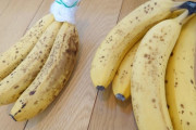 【画像】お前ら「バナナを保存するなら茎んとこ巻いとけば長持ちするぞ！」