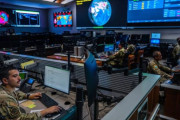 ヴァンデンバーグ米宇宙軍基地の統合宇宙作戦センター…24時間365日体制で監視！