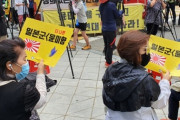 【韓国】なぜ？　韓国の団体、慰安婦像前で「旭日旗」掲げ批判浴びる