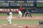 ヤクルト塩見、痛恨のトンネル…実質ランニングホームランで同点に追いつかれる