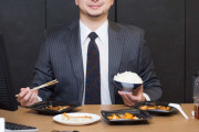 【速報】会社員のランチ代、最悪レベル