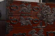 海外「武士の刀を収める歴史あるタンス」仙台箪笥の飾り金具と漆塗りが逸品