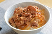 嫁が作る牛丼、糸こんにゃくエノキ舞茸が入ってた…余計なものが入りすぎ