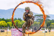中国陸軍の特殊作戦兵が極限フィットネス訓練…火のついたワイヤー障害物などを駆け抜ける！