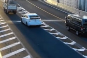 【動画】首都高でアホな運転をしてひっくり返るプリウスが撮影される（ノ∇`）
