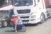 大型トラックの死角をすり抜けようとした二人乗りバイクが(((ﾟДﾟ)))
