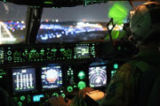 夜間習熟飛行を行う米空軍第15空輸隊の長距離輸送機C-17グローブマスターIIIパイロット！