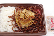 セブン、焼きそばはおかず弁当を発売　３９８円　