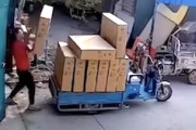 【動画】荷物を雑に扱っていた配達員に起きたコントみたいな出来事（笑）
