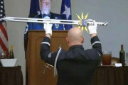 【悲報】米軍から褒章として贈られる宝剣、ダサい