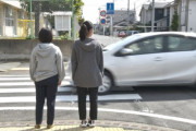 【悲報】車カスさん。信号のない横断歩道で歩行者に譲られ先に行ってしまいお巡りさんに切符切られる。