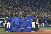 DeNA嶺井のバットがキャッチャー伏見の後頭部に直撃、その場から動けず…観客から見えないようにブルーシートで覆われながら退場