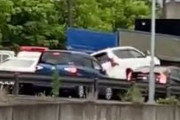 【動画】盗難車が車両に衝突しまくりながら無理やり逃走する事件が発生→その一部始終がこちら・・・警察も怒鳴りまくっててヤバイ