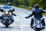 バイク乗り「バイク乗り同士はすれ違う時挨拶するんや」←他人とすれ違うだけで挨拶する理由