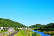ド田舎のこういう看板のせいで景色撮るとき映えなくて最悪なんやけど