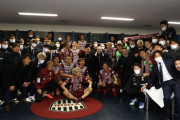 ◆画像◆総帥三木谷氏も乱入！開幕戦勝利のヴィッセル神戸の試合後ドレッシングルームが密すぎて草