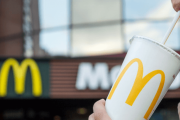 【悲報】マクドナルド全店でプラ製ストローなどを廃止し紙製ストロー、木製スプーン・フォーク・ナイフを導入へ