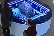 ロシアの歴史博物館に展示されていた隕石の展示ケースが勝手に上昇…原因は科学では証明できす！