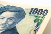 嫁に買い物を頼んで一万円札を渡した。→「3300円だったよ。はい、お釣り」と手渡された額は7700円。→