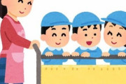 【怖い】車庫から車を出そうとしたら、ちょうど散歩者を押している保育士がこちらに向かってきた。先に行ってもらおうと合図しても保育士が動かず、先に出ようと車を動かし
