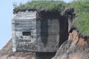 【トーチカ】断崖絶壁…つい3年前に発見された宙に浮かぶ旧日本軍の陣地が凄い