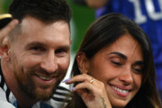 【アルゼンチン代表】メッシ、新年1発目はアントネラ・ロクソさんとのツーショット！シースルーの服にW杯王者もデレデレ