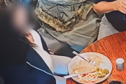 とある飲食店にて、客「料理に髪の毛が入ってた！返金しろ！」 店長「はい…（後で防犯カメラ確認するか）」 → ヤバイ映像が映っていた・・・