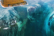 モーリシャス島の絶景、「海の中の滝」が海外で話題に