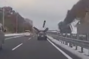 【ドラレコ】高速道路を走行中、前方を走るプリウスの屋根から積載物が爆散!!
