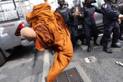 【画像あり】僧侶がデモに参加し警察に飛び蹴りをお見舞いしてロマサガみたいな感じになる
