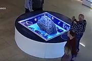 2013年、ロシア・チェリャビンスクに落下した隕石が展示されていたケースが「謎の上昇」を始める…その際の動画がこちら