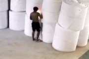 【動画】秒で大惨事。好奇心からコットンロールに火をつけた男（中国）