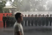 【動画公開】中国共産党「豪雨の中、中国市民のために公務に励む」→傘もささず、濡れてもいない通行人通過で演出バレる痛恨のミスｗｗｗ