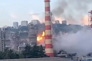 【動画】ロシアの製油所が無人機の特攻により炎上。撃ち落とすシーンもあり。