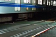 【動画】 西武新宿線・新井薬師前～沼袋駅間で踏切事故 「車が突っ込んだ」 運転手は？