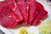 日本の馬肉バーベキューを試食してみる！「馬はうま！」「馬肉を食べれば決して死なない」海外の反応