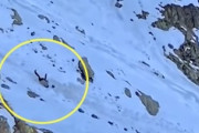 【動画】ピッケルもアイゼンも持たずに雪山を登っていた若い女性が滑落死。